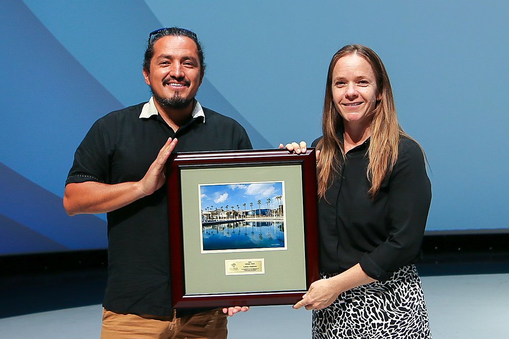 Jennie Dean awarding José González a Heritage Award.