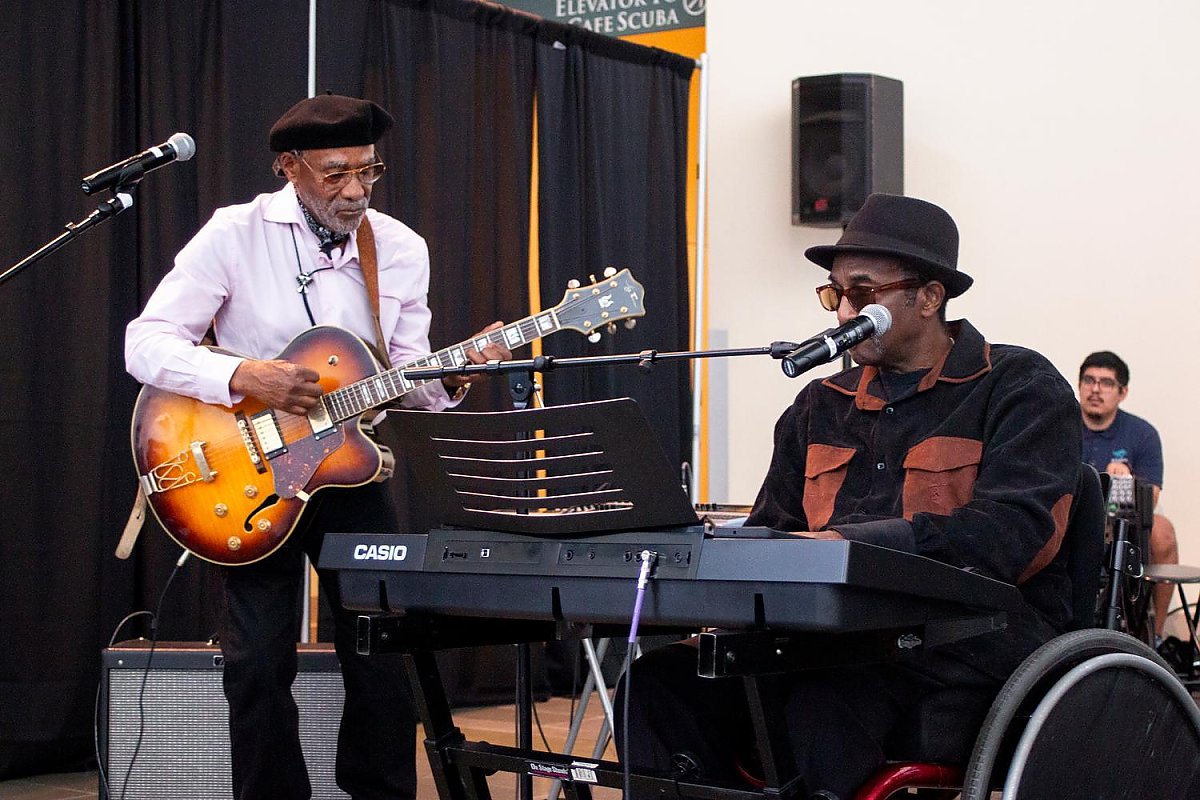Per se (Pop Fusion) play on the guitar and keyboard