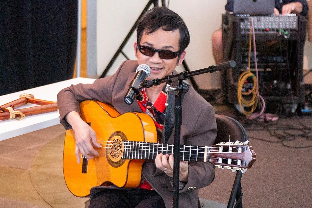 Day Nguyen plays the guitar