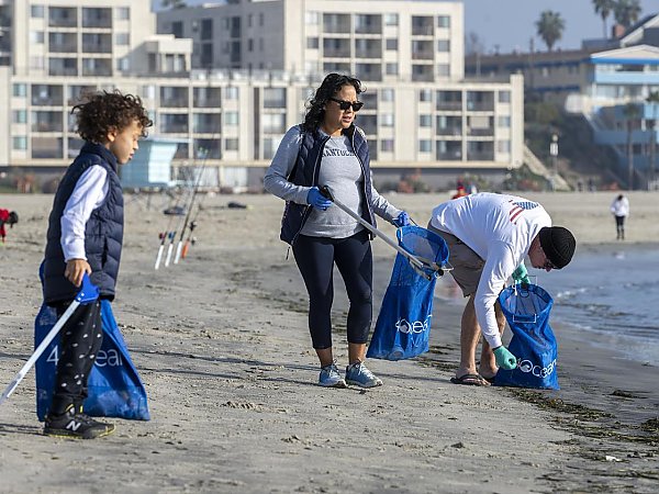 Stewards cleanup the shoreline with grabbers and reusable trash bags