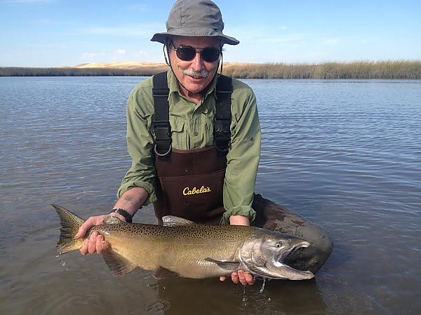Peter_Moyle_holding_fish.jpg