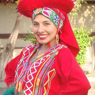 Woman smiling in Peruvian garb - thumbnail