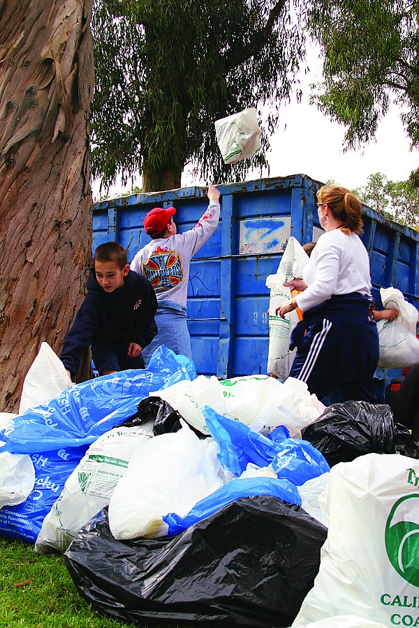 Volunteers cleanup trash in the neighborhood