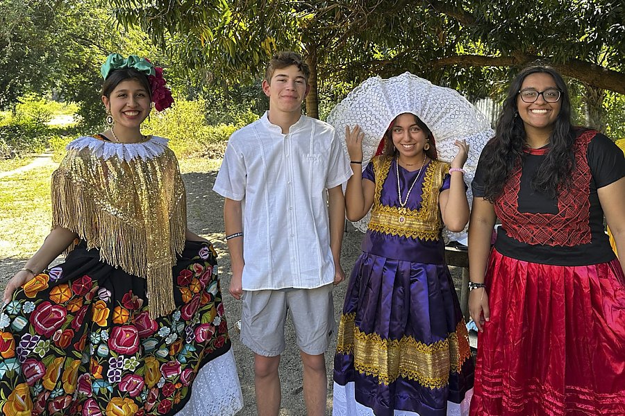 People wearing traditional clothes from Hualtulco region